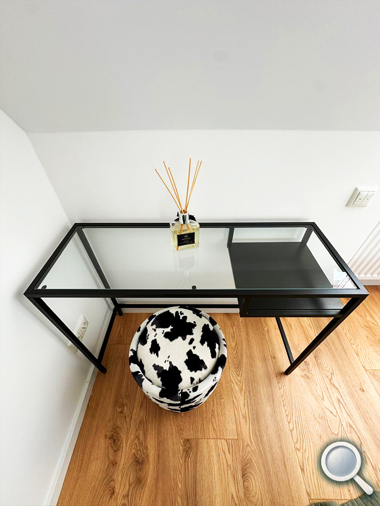 Arbeitsplatz mit Schreibtisch in der möblierten Wohnung