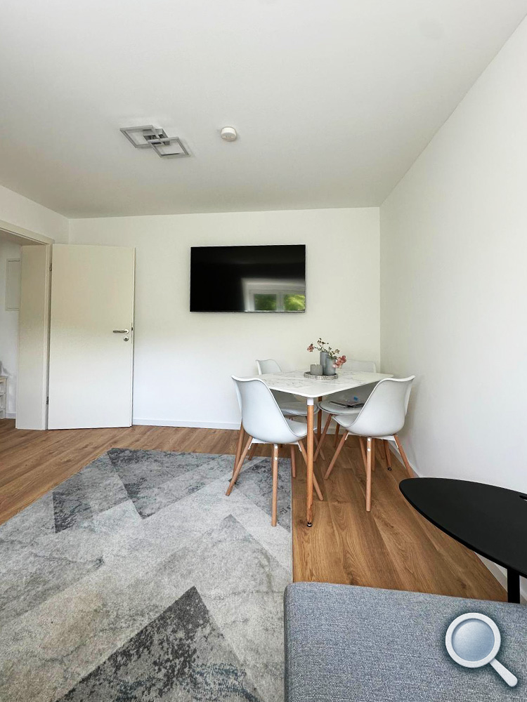 Essbereich und Smart-TV in der möblierten 2-Zimmer-Wohnung