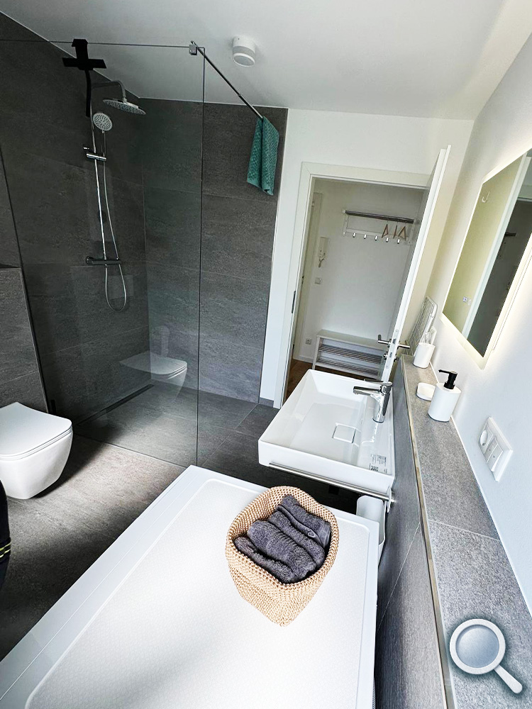 Badezimmer mit bodengleicher Dusche in der Ferienwohnung
