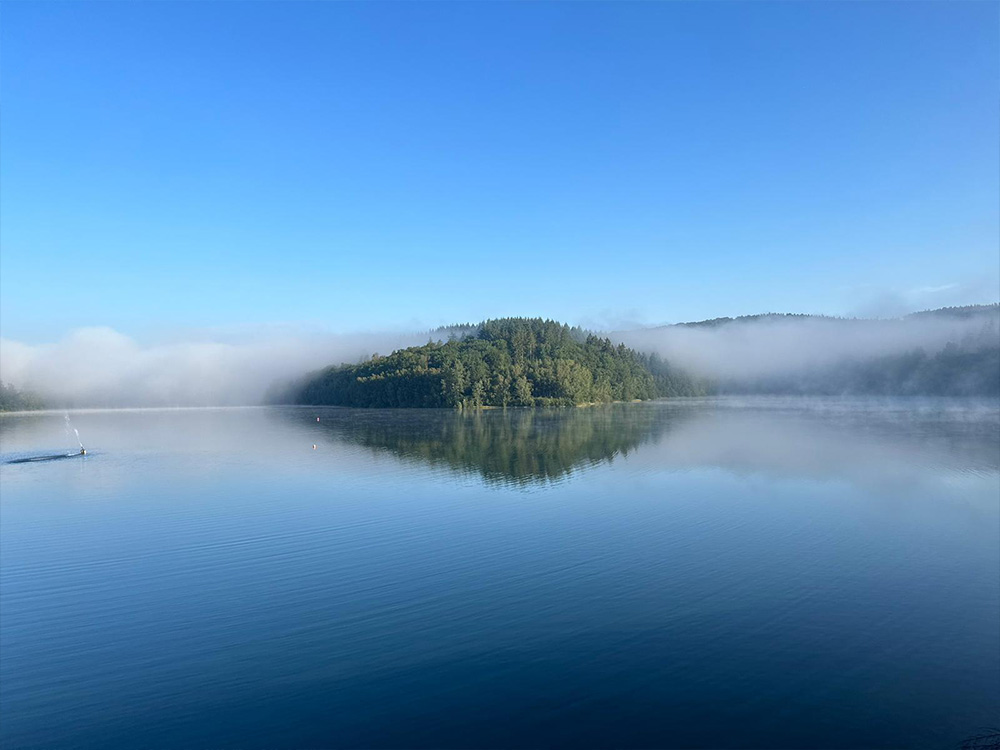 Breitenbachtalsperre mit Nebel und Waldinsel