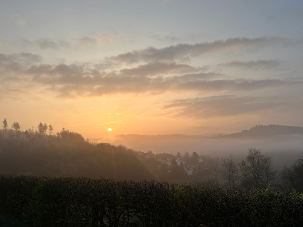 Sonnenaufgang über den Hügeln des Siegerlands