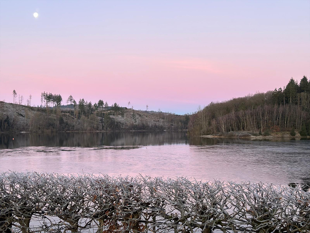 Seeufer im Abendlicht nahe Hilchenbach