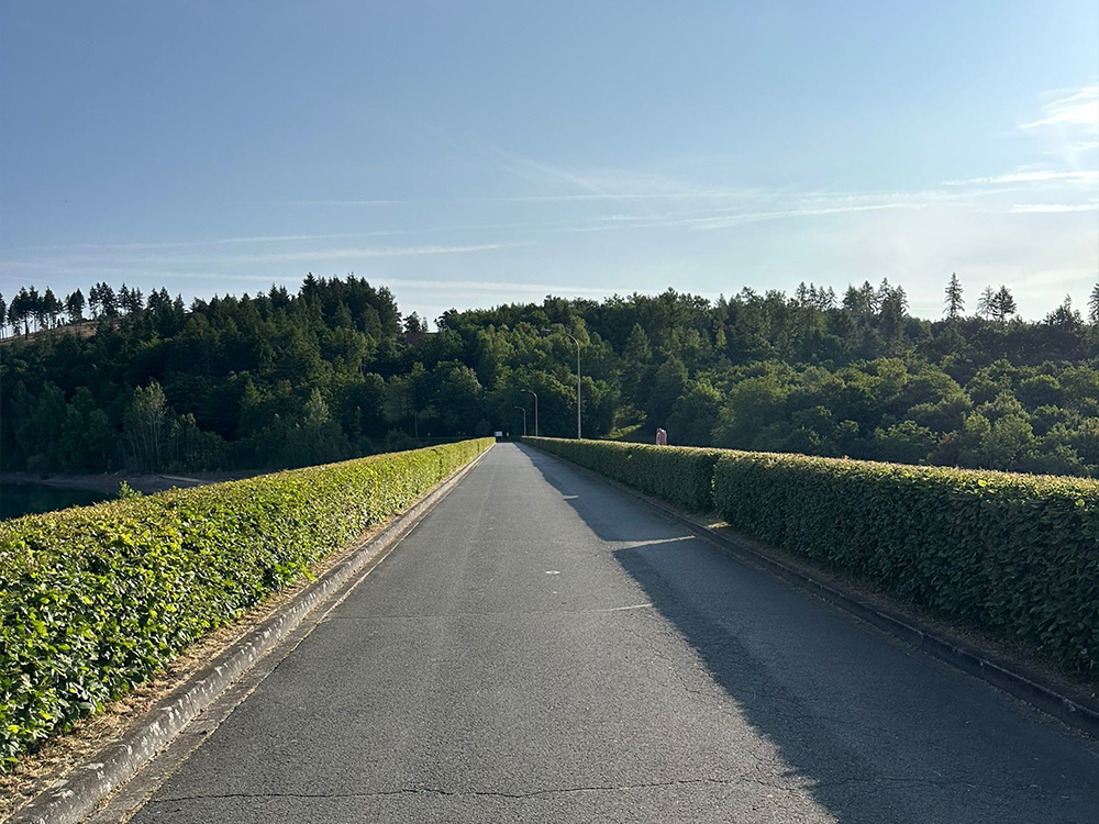 Ruhige Landstraße mit Blick ins Siegerland
