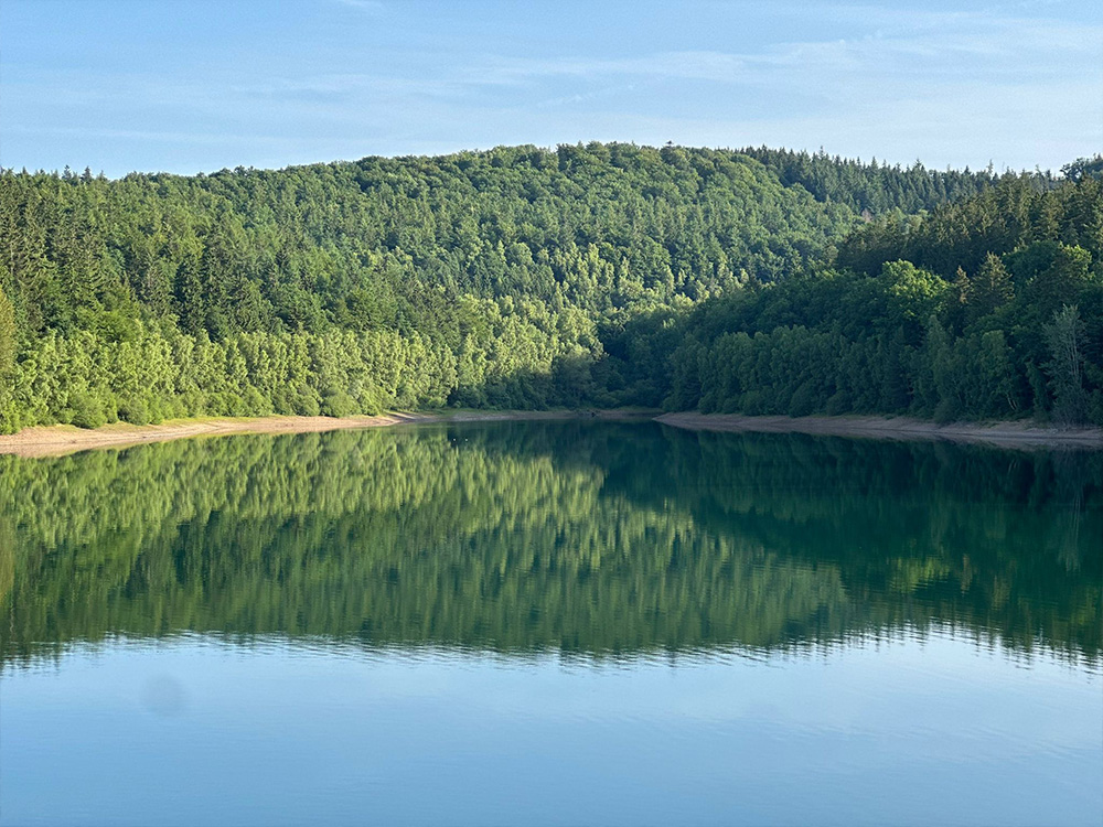 Breitenbachtalsperre mit Waldspiegelung im Wasser