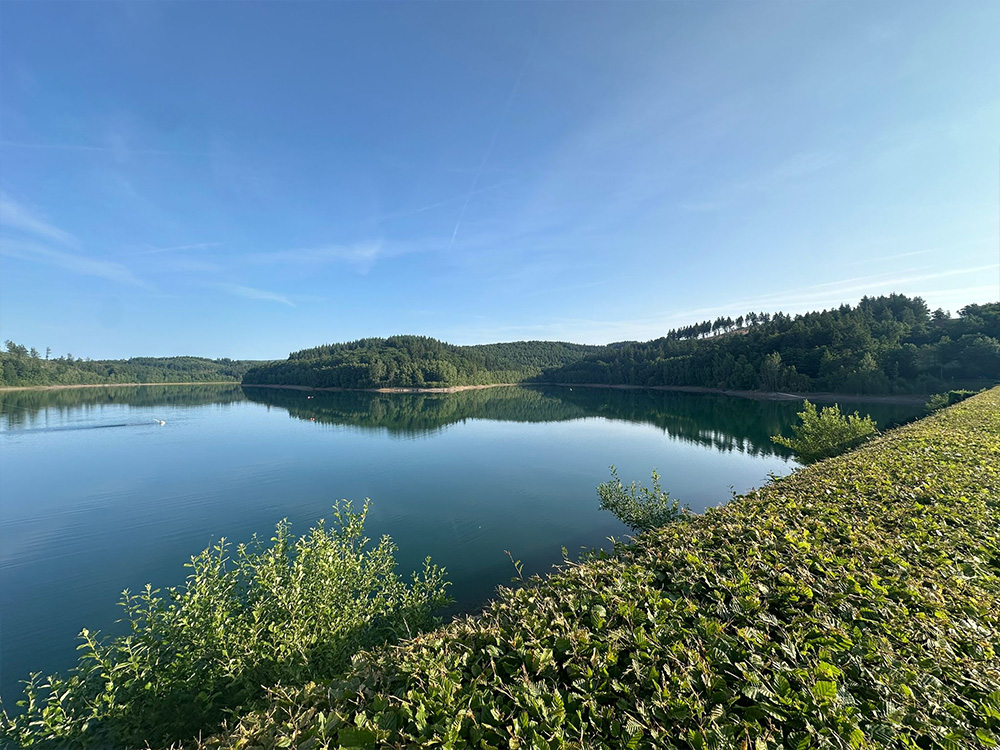 Panoramablick über die Breitenbachtalsperre