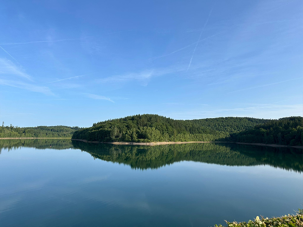 See und bewaldete Hügel in der Umgebung von Hilchenbach